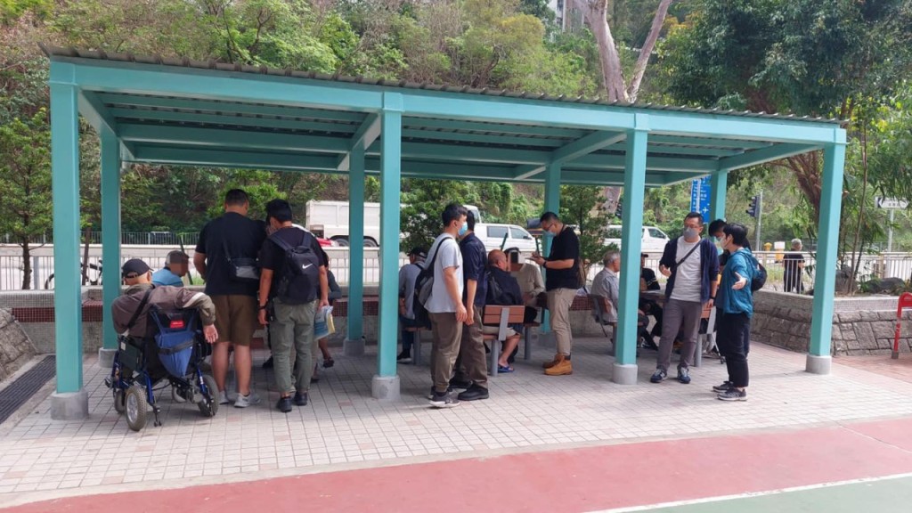 警方打擊長康邨街頭聚賭 拘12長者。警方圖片
