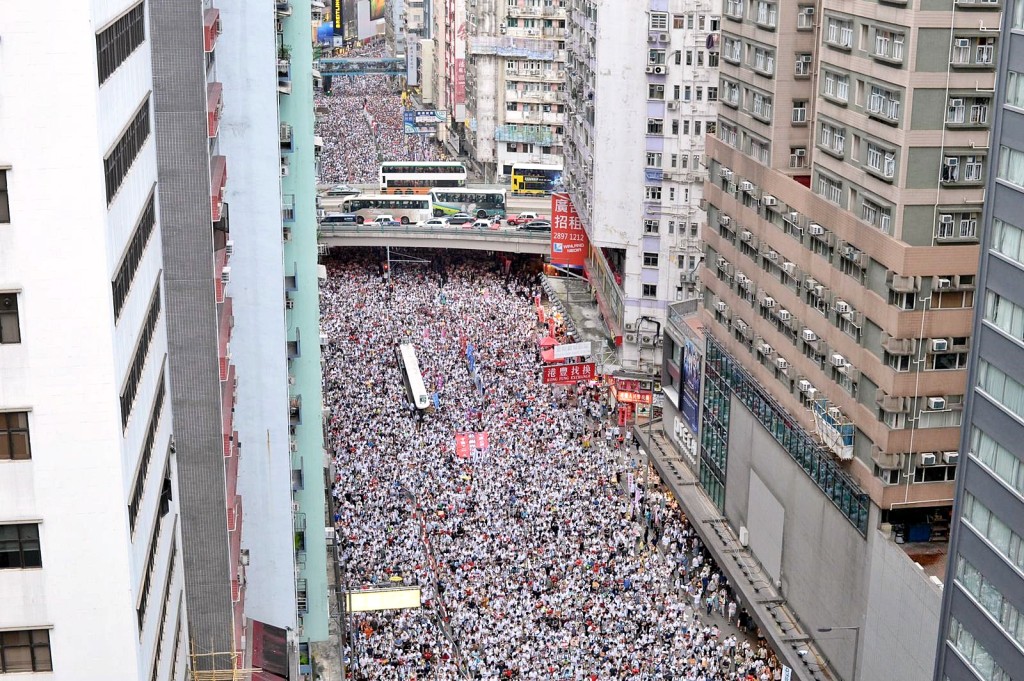 馬路變成人海。