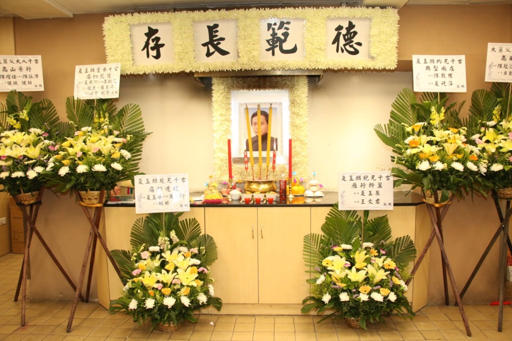 靈堂佈置簡潔。