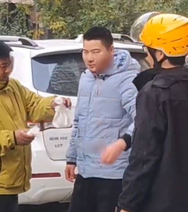 石家莊有美團車手與站長爭執，用刀刺傷二人。