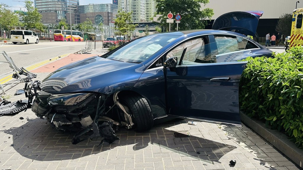 私家車車頭嚴重損毀。FB：Jeff Tang@車Cam L（香港群組）