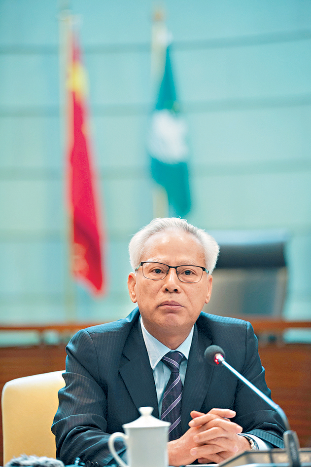 現年62歲的岑浩輝生於廣東中山,1986年移居澳門,1999年獲任命為終審法院院長。