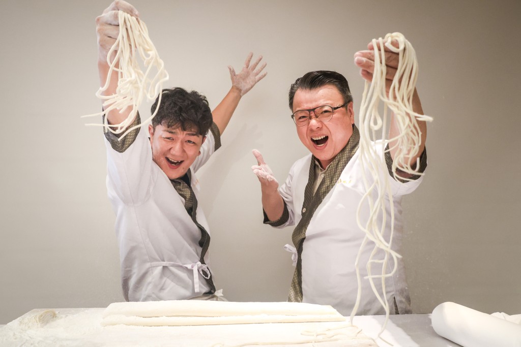 手打烏冬品牌「山本屋」第五代傳人青木晃佑更親身示範手打烏冬工藝。 手打烏冬品牌「山本屋」第五代傳人青木晃佑更親身示範手打烏冬工藝。