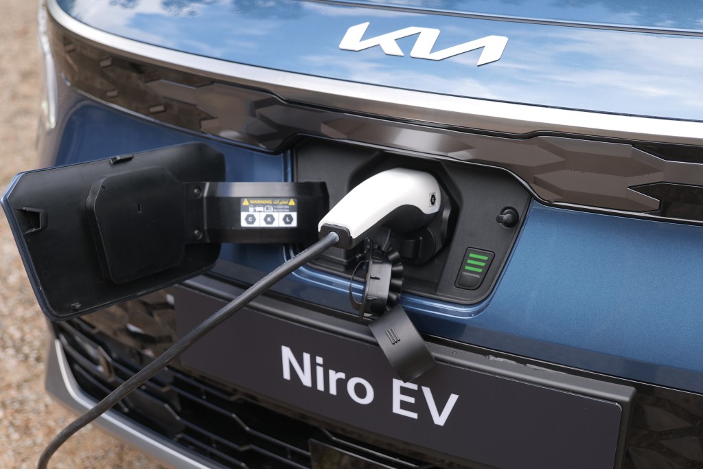 ●鬼面罩中央內藏Type2充電座,11kW中速充電約需6.4小時。 ●鬼面罩中央內藏Type2充電座,11kW中速充電約需6.4小時。