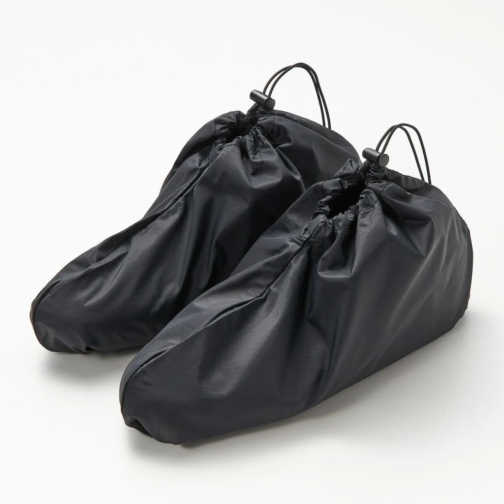 小型號黑色滑翔傘布料摺疊鞋袋/原價$108、現售$58/M。