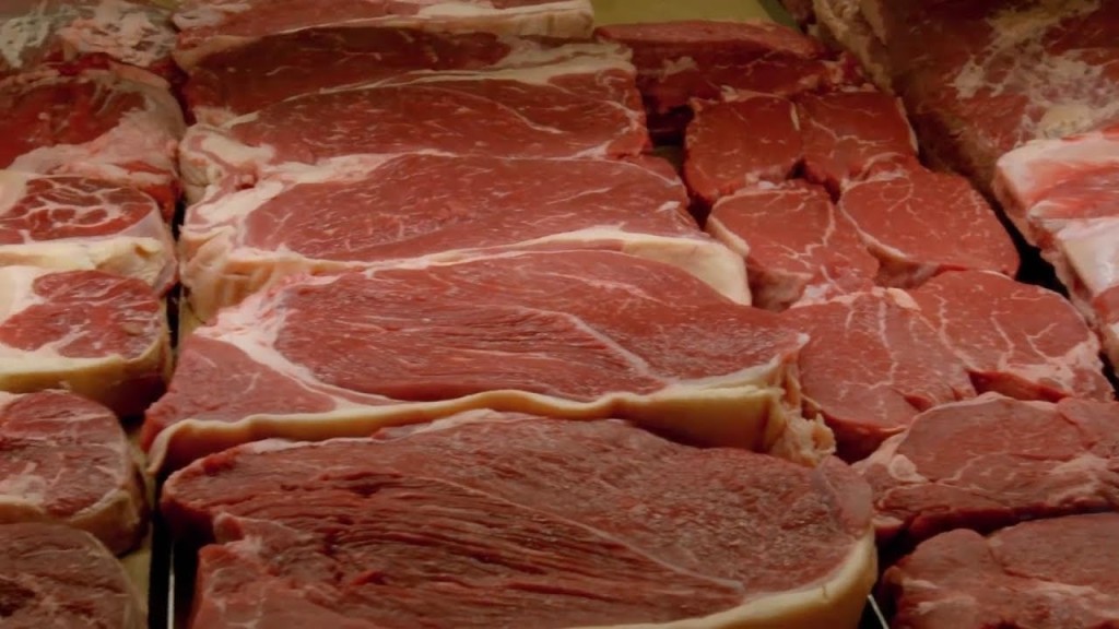 新鲜牛肉的色彩对比深，应该全体呈深红色。 网图