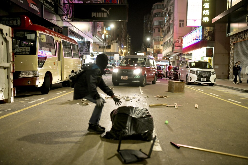 2019年香港爆发反修例示威。图为暴徒快闪堵路。资料图片