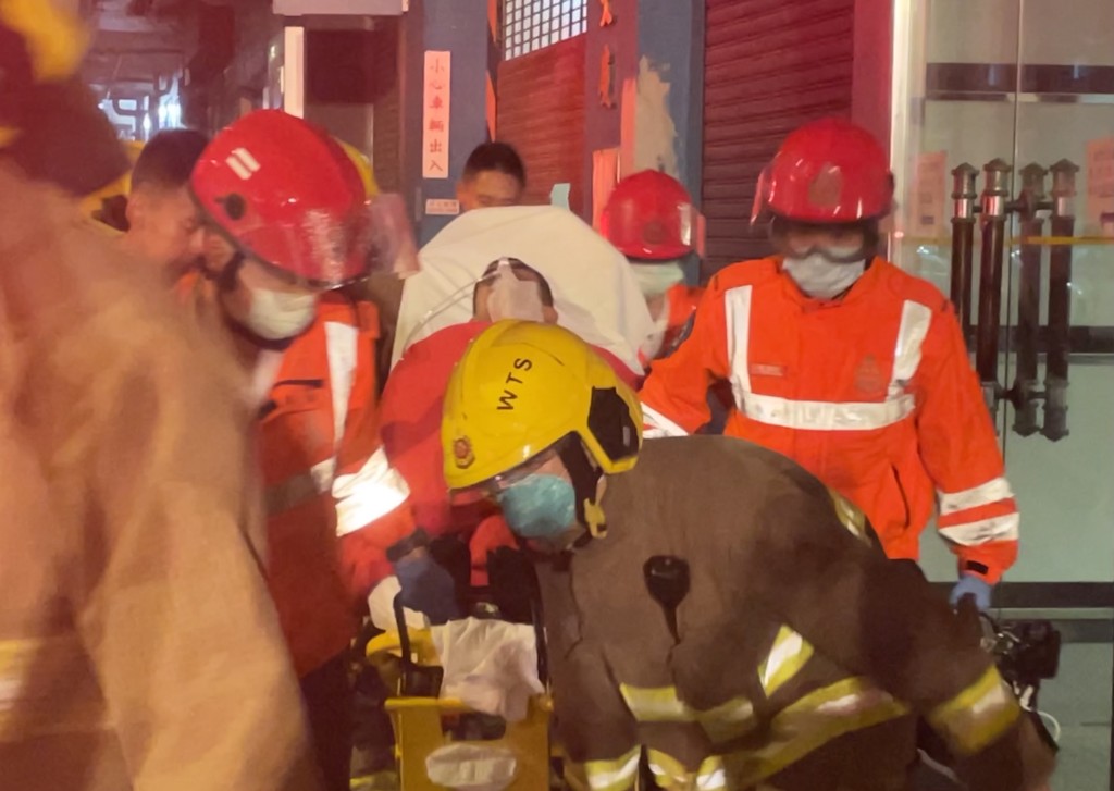 一名消防員不適送院治理。讀者提供