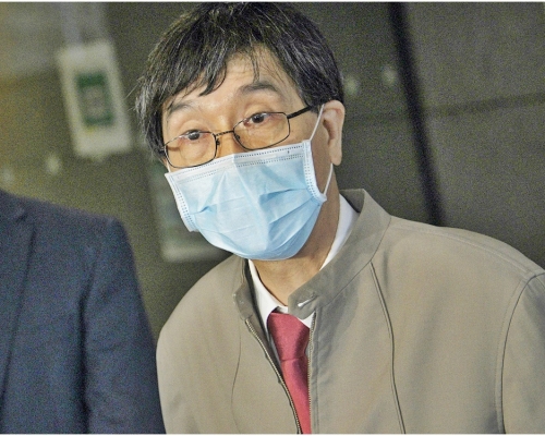 袁國勇昨日傍晚到診所了解男童領取深喉唾液樣本包的過程及採集環境樣本。資料圖片