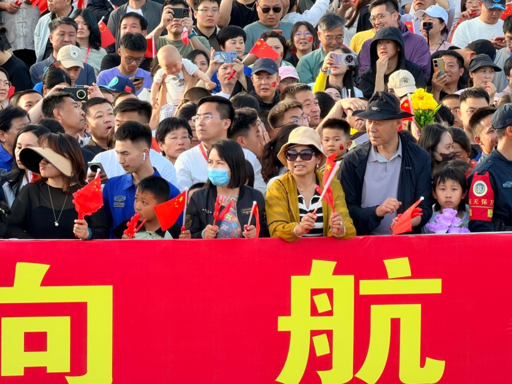 神舟二十三號升空在即。晚上7時許，大批民眾及學生在問天閣出席航天員出征儀式。郭詠欣攝