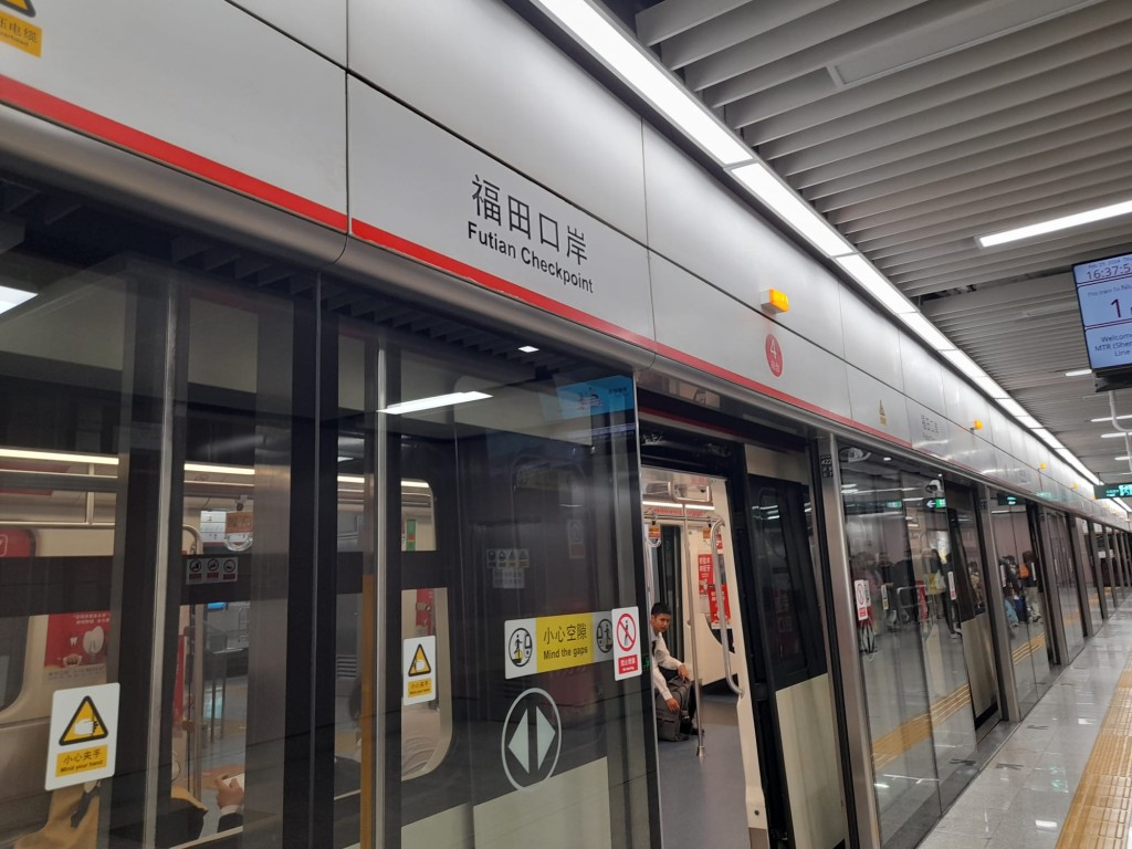 在深圳地铁福田口岸站上车（4号线），乘搭10个站到红山站下车，期间不用转车，全程约23分钟。