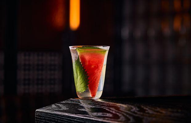這款歸入酒單「甘」味一欄的 西瓜咖啡風味Highball,以 氈酒、西瓜、Koffee Mameya 淺烘焙咖啡、紫蘇及澄清杏仁奶調製。 這款歸入酒單「甘」味一欄的 西瓜咖啡風味Highball,以 氈酒、西瓜、Koffee Mameya 淺烘焙咖啡、紫蘇及澄清杏仁奶調製。