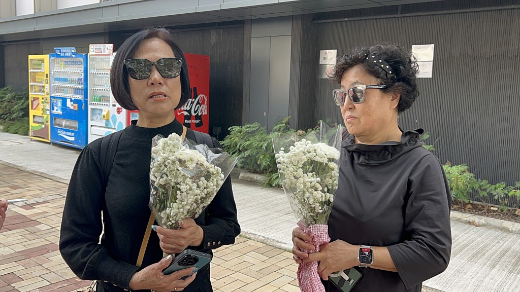 市民帶同鮮花到消防局致哀。