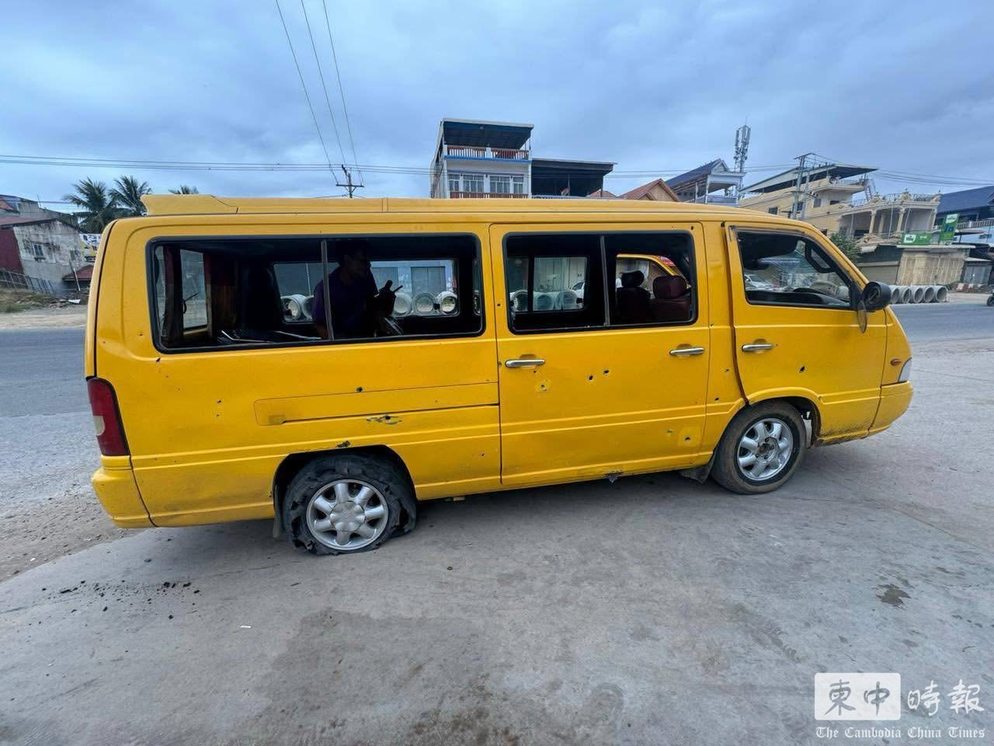 一輛在58號公路路段行駛的黃色麵包車遭泰軍炮擊的彈片波及，2人受傷。 柬中時報