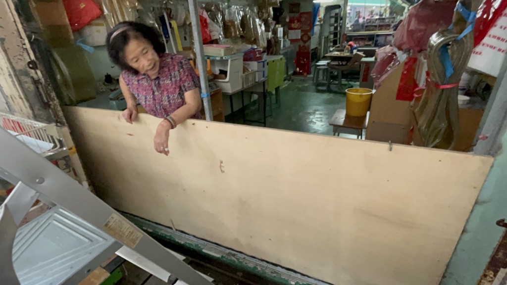 海味店老板娘黄太表示已在铺外加装2尺高的挡水板。
