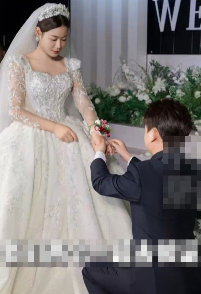 女友患上肝衰竭，邰先生仍不离不弃。《小莉帮忙》