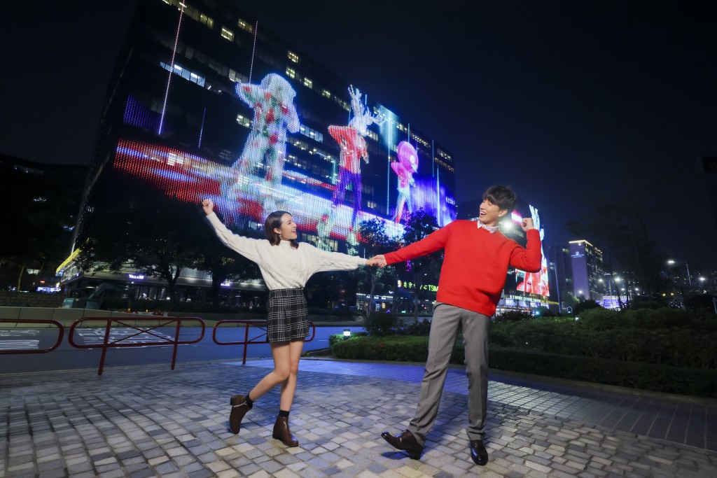 由8万2千颗变色LED圆点灯组成的多媒体幕墙灯饰会化身跳舞机。