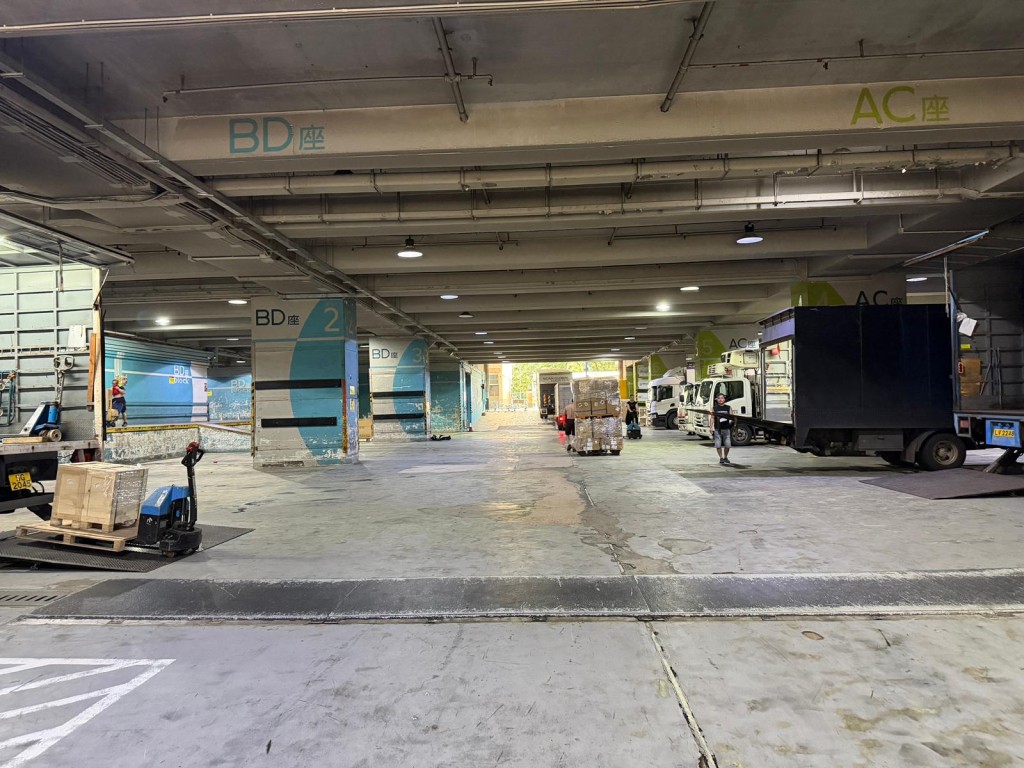 樂聲工業中心地下貨櫃車泊車場 樂聲工業中心地下貨櫃車泊車場