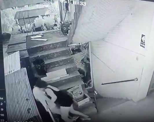 秘魯有女子擁抱男友時，衝力過猛，齊齊跌落街致1死1重傷。X
