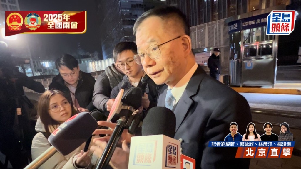 港區政協何漢權透露，夏寶龍籲各委員要「落場」踢波，成為一名積極的運動員。
