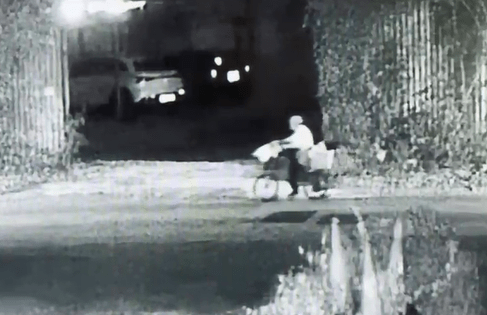 黄妇踩着单车由松柏朗村路往青山公路方向。ＣＣＴＶ片段