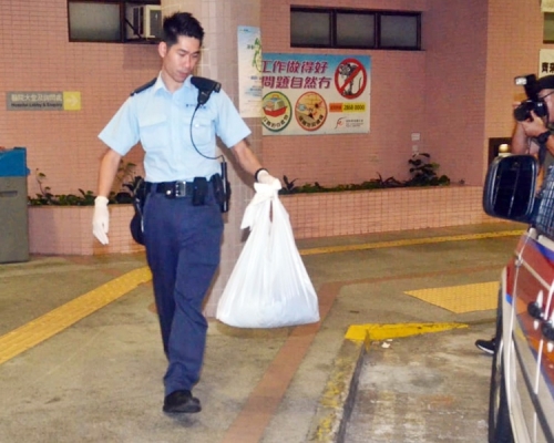 警員檢走事主個人物品。
