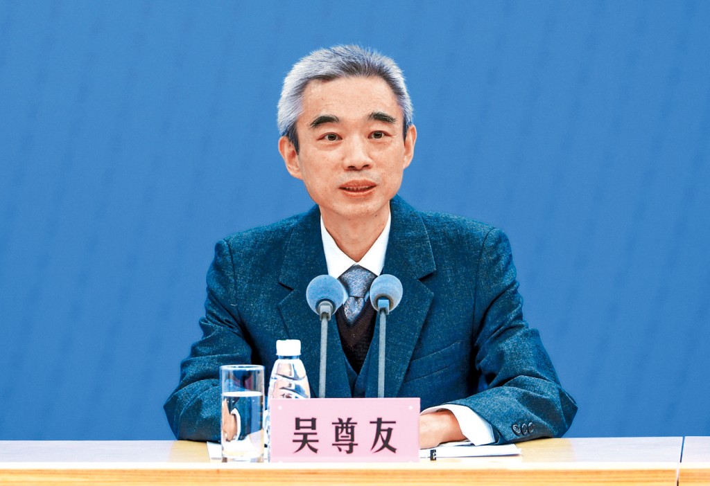 吴尊友今年2月出席国务院防疫新闻发布会，民众发现，他的头发由黑变白。
