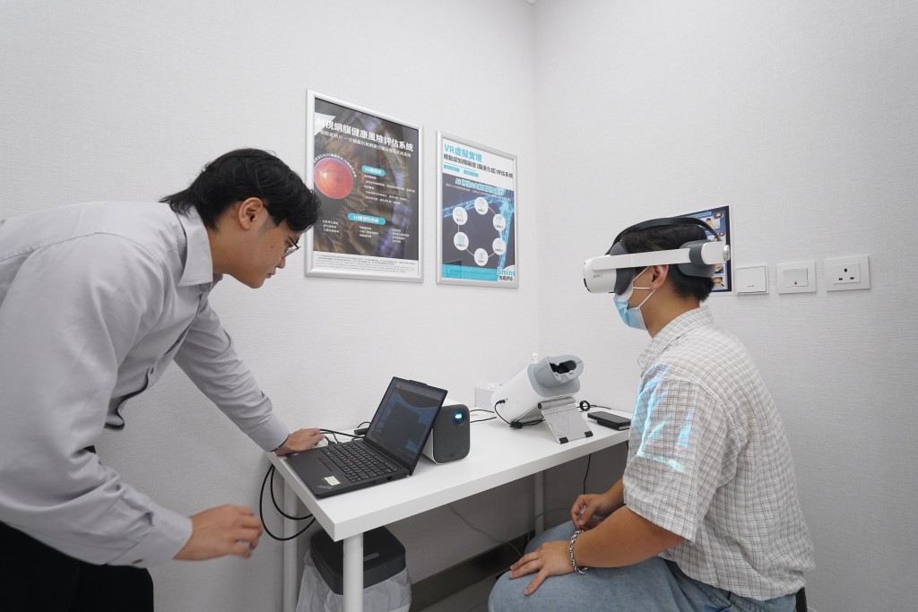 參加者可利用VR眼鏡進行約5分鐘的互動遊戲,並根據系統指示,用視線注視對應答案。 參加者可利用VR眼鏡進行約5分鐘的互動遊戲,並根據系統指示,用視線注視對應答案。