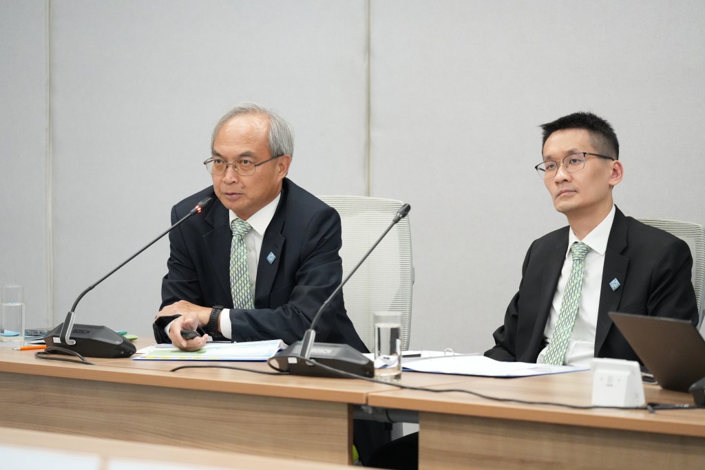 特首政策組副組長關家明（左）及歐陽力（右）出席2026年《施政報告》智庫界別線上簡介會。
