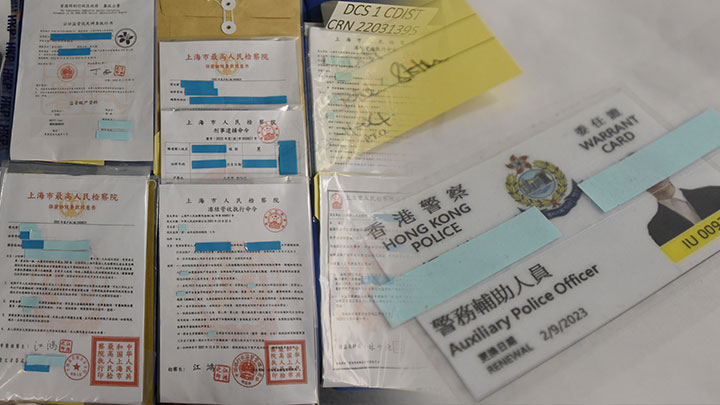 一名20歲無業男子牽涉8宗假冒官員案,騙取約900萬元被捕。