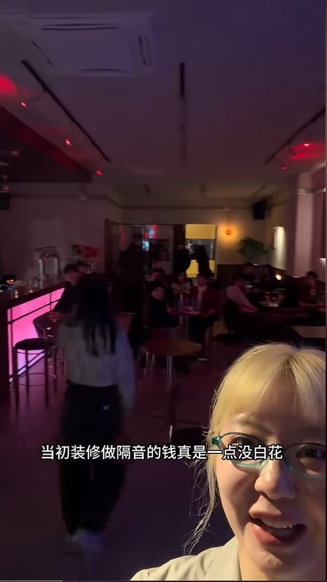 甘肃敦煌2女子以150万人民币开设女性友好的无烟酒吧，开心执笠。