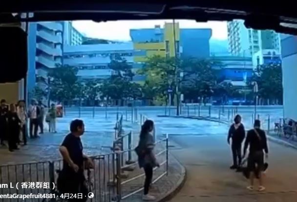 黑衫男步步進迫，車長跌倒地上。fb 車cam L（香港群組）MagentaGrapefruit4881