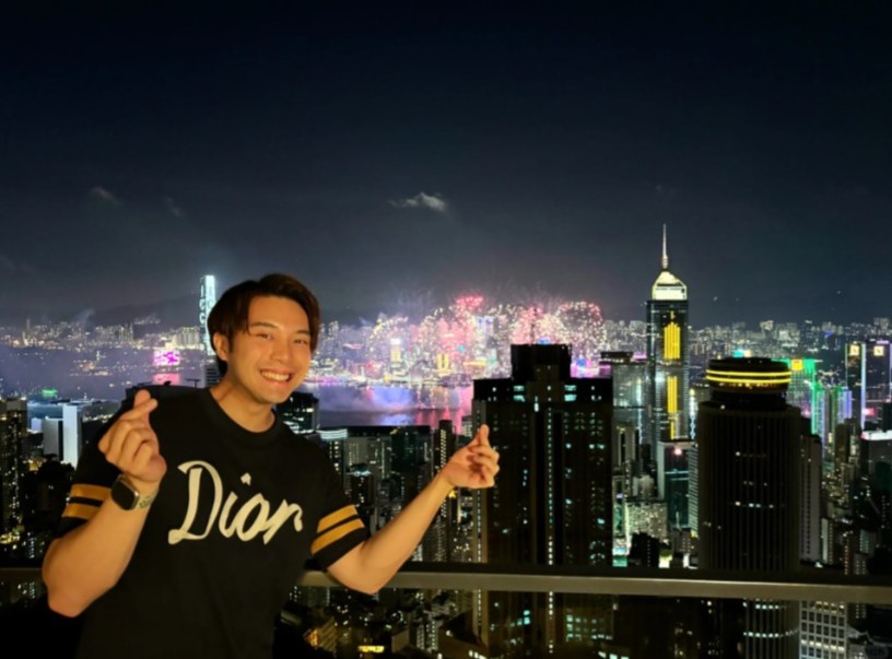 陳浚霆於小紅書分享在豪宅露台拍攝、與燦爛煙花的合照。