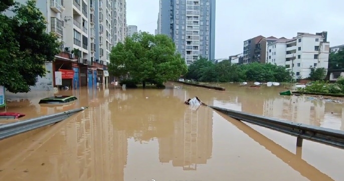 重庆长寿等地河水倒灌、民房被淹。