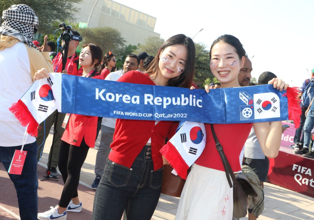 韩国女球迷激似当红韩团IVE成员张员瑛（左）。王嘉豪摄
