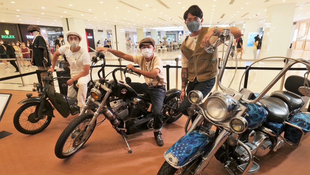 ■（右起）張繼聰、阿騏及森美一同出席車展活動，三位均是古典美式電單車發燒友。