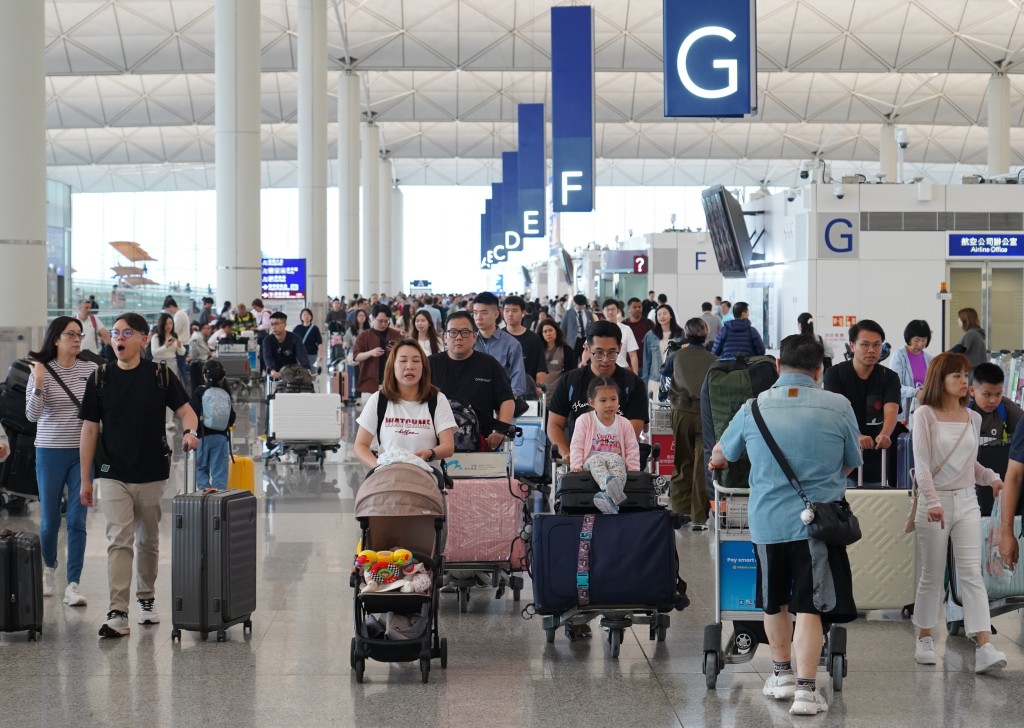 陳克勤在立法會提出書面質詢，詢問香港國際機場在近期的航班取消數字及比率。資料圖片