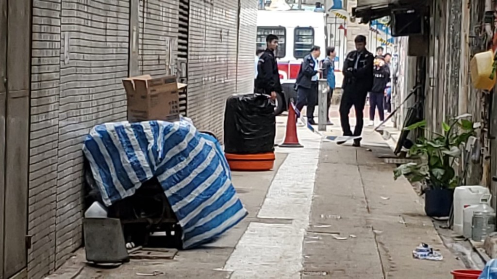 警方在現場附近後巷發現一批疑涉劫案衣物。