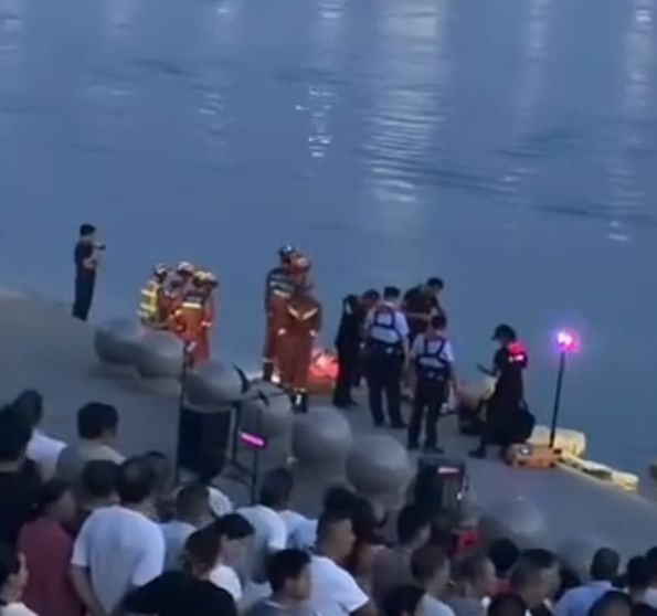 少女被救援人员捞回后已经死亡。
