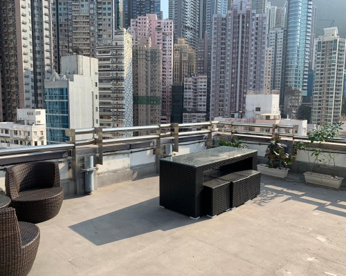上環商廈天台三客爭購,223萬拍出。