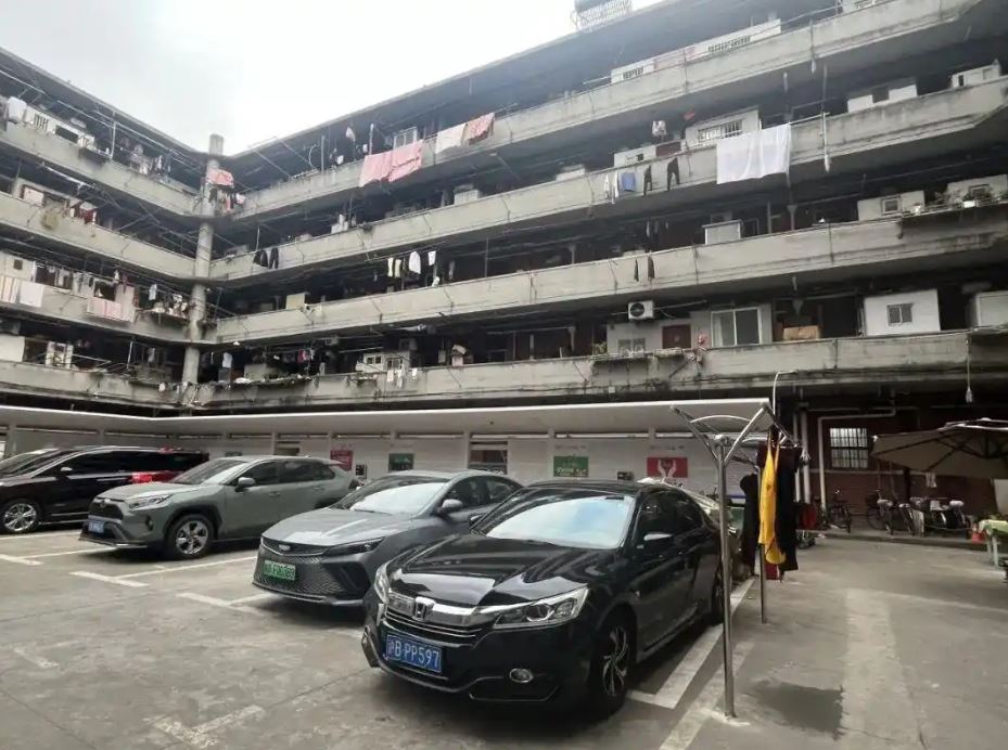 外界認為，上海隆昌公寓是周星馳《功夫》豬籠城寨原型。上海楊浦官方微信