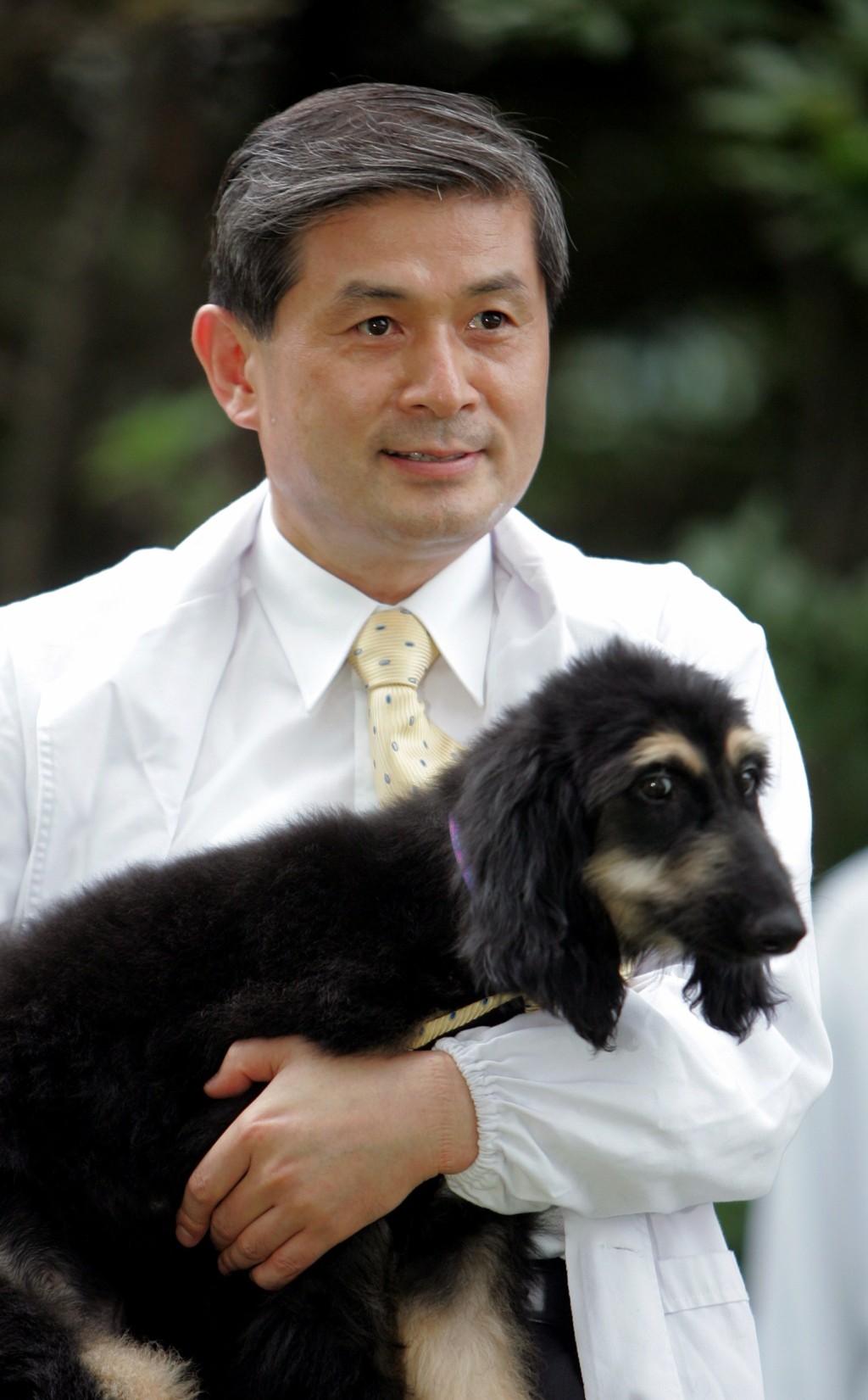 黄禹锡抱着全球首只成功复制的狗狗、阿富汗猎犬史纳比（Snuppy）。 路透社