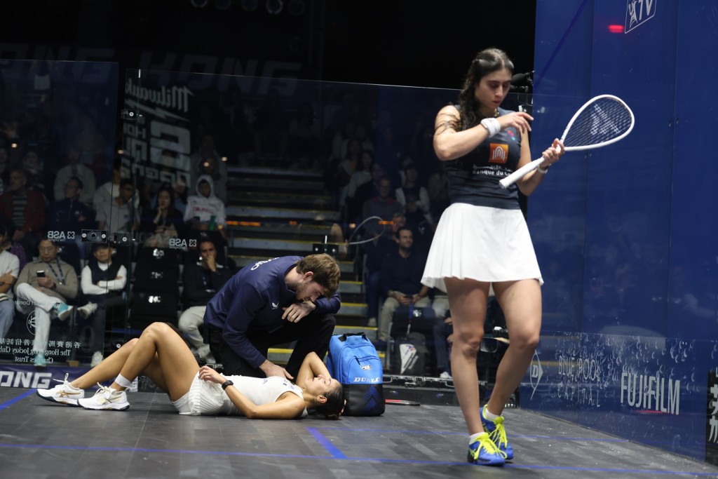 埃及同胞夏瑪妮（左）在比賽途中不慎打至倒地，要醫護人員入場治理，幸無大礙可繼續比賽。徐嘉華攝