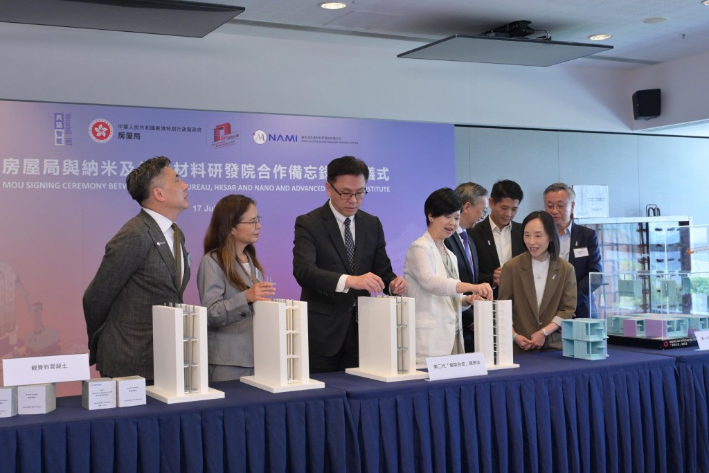 右二起：房屋局常任秘書長／房屋署署長李佩詩、房屋署助理署長（發展及採購）葉成林、房屋局副局長戴尚誠、房屋局局長何永賢、創新科技及工業局局長孫東、納米及先進材料研發院董事局主席鄭淑嫻和納米及先進材料研發院行政總裁馮振宇參觀產品展示區。