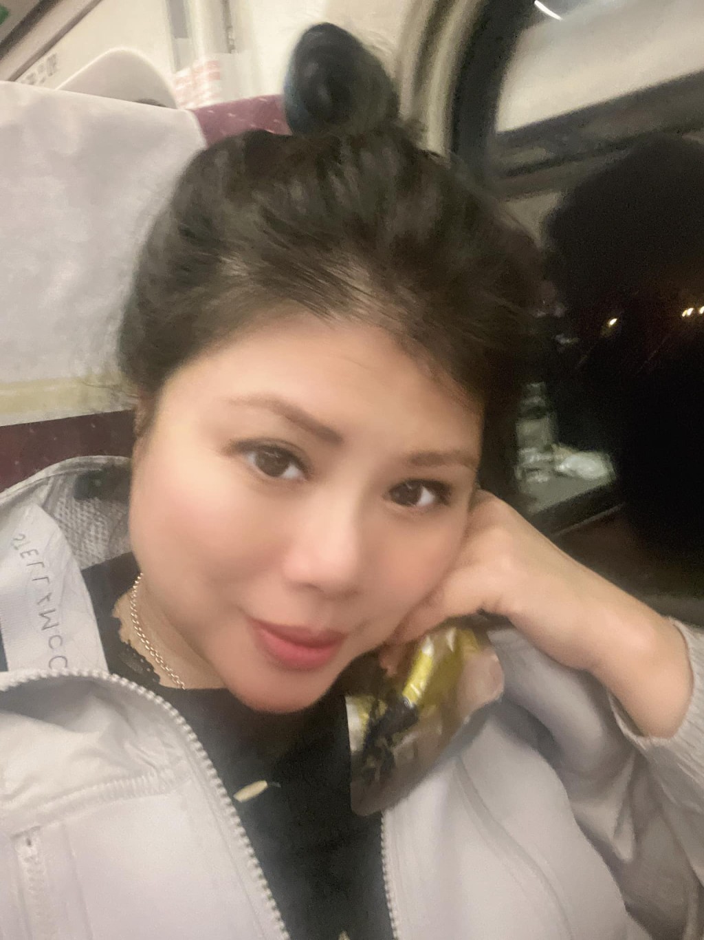 林煒的女友Cora為公司總裁。 林煒的女友Cora為公司總裁。
