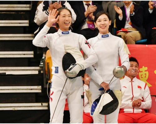 內地劍擊運動員孫一文（右）和香港劍擊運動員江旻憓（左）出席示範表演。