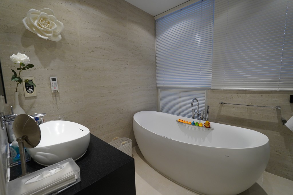 浴室設有按摩浴缸，為住戶提供浸浴體驗。
