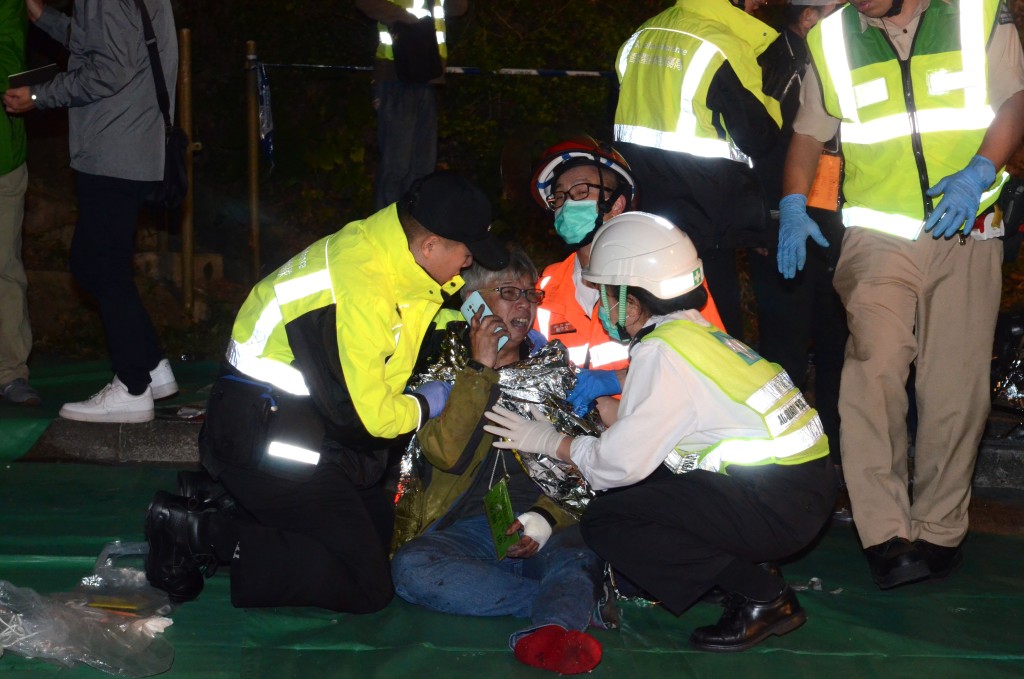 醫護人員趕赴現場為傷者即時診治。