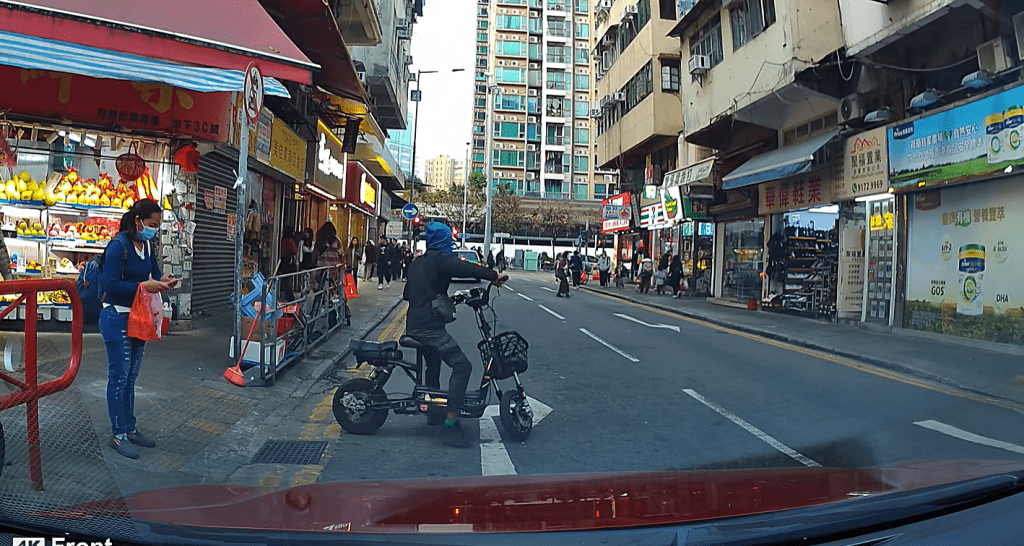 男子畀油驅動電動單車向前。fb：車cam L（香港群組）