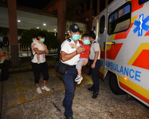 30歲未婚母親,曾於去年初因攬子女燒炭被捕,圖為去年其子女送抵醫院。 資料圖片